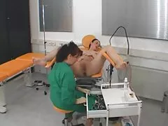 Cô phim sex người lớn không che gái tóc vàng brunette fingering lesbian lick nhỏ tits